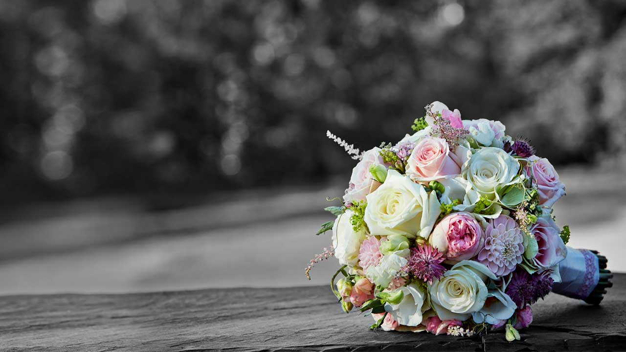 A bouquet of roses on the desk; image used for HSBC Australia wedding loan page