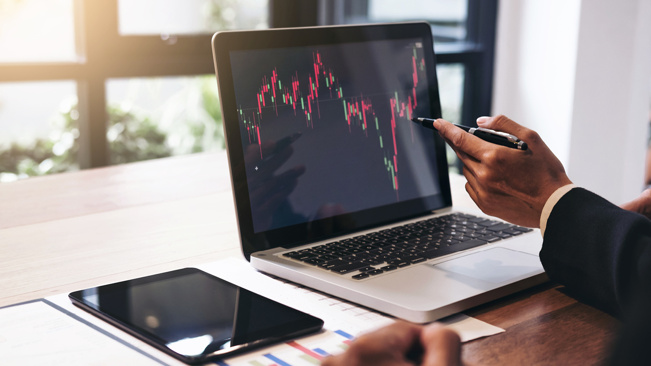 Businessman presenting data with laptop; image used for HSBC Australia trading tools.