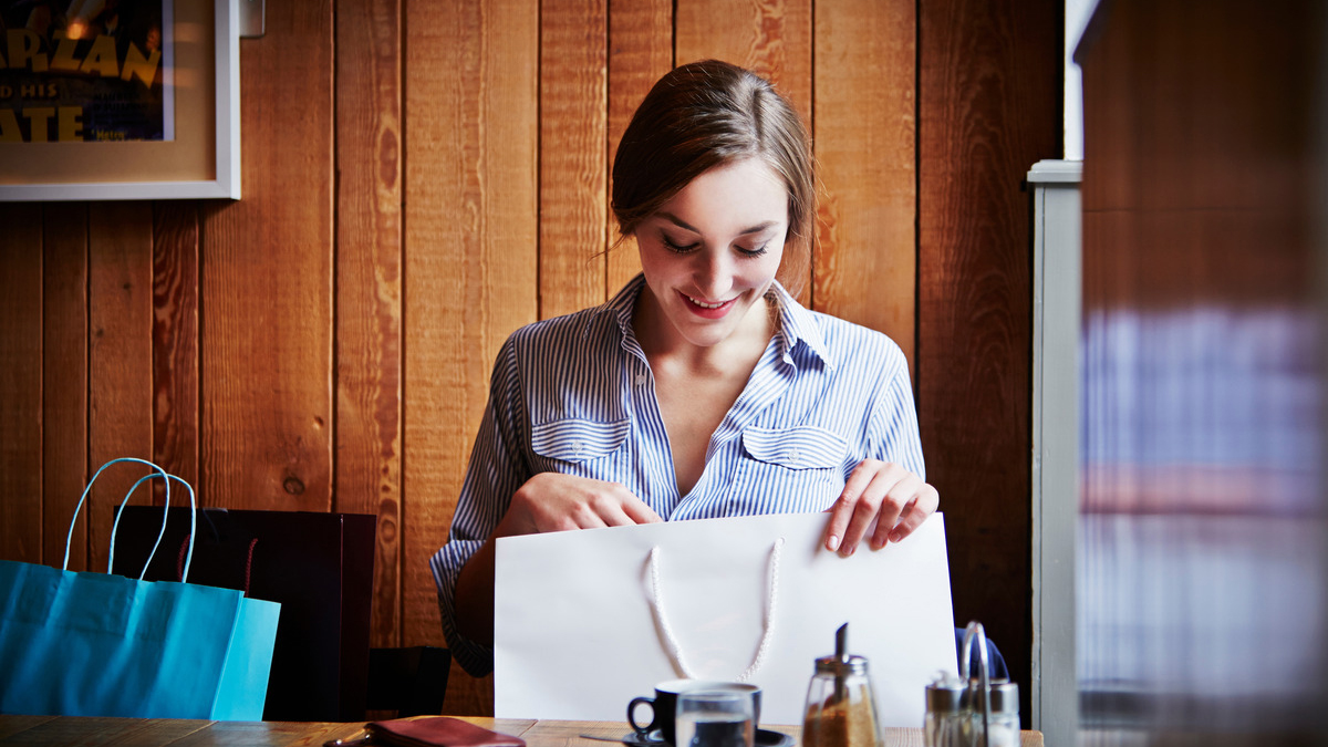 A lady is checking what is inside the paper bag; image used for HSBC Australia Low Rate Credit Card page.