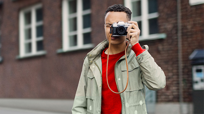 A man is holding his camera by left hand, image used for HSBC Flexi Saver Account page.