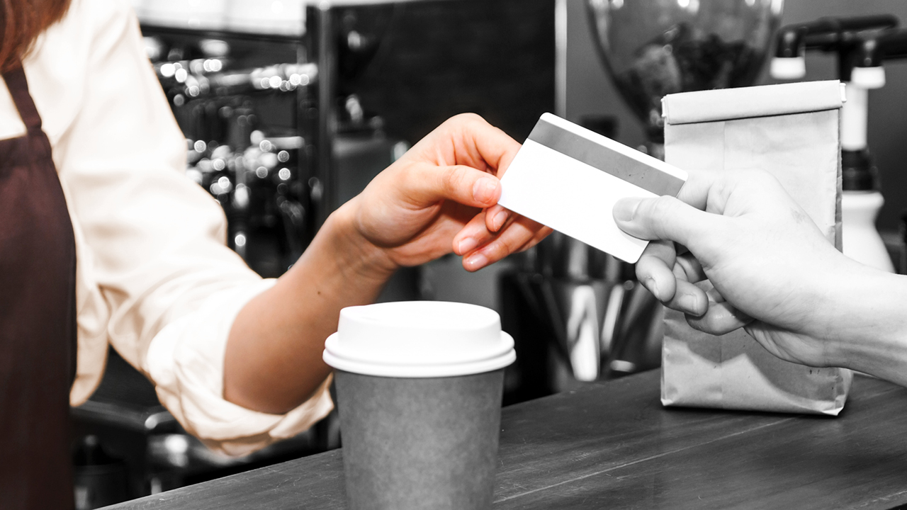 A lady paying her purchase with a credit card at a retail store; image used for HSBC Australia how do credit cards works.