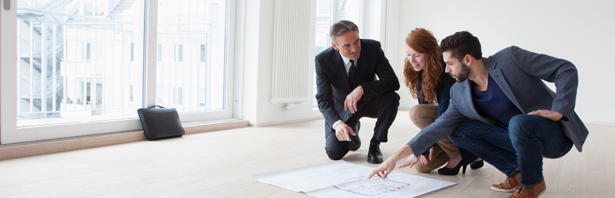 Young couple viewing flat with estate agent; image used for HSBC tips for auctions page.