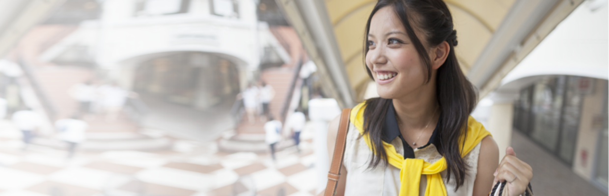 A smiling woman carrying a shopping bag; image used for HSBC Feedback and complaints page.