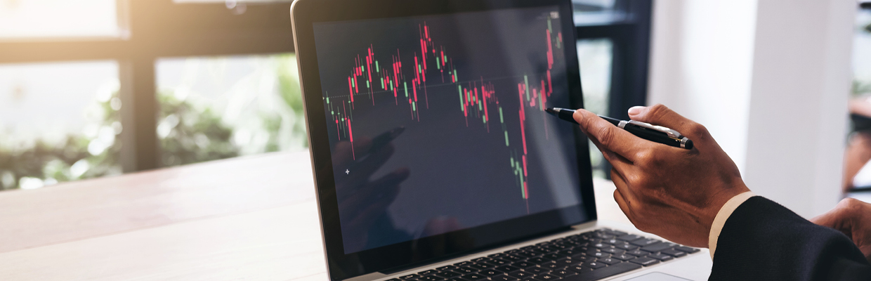 Businessman presenting data with laptop; image used for HSBC Australia trading tools.