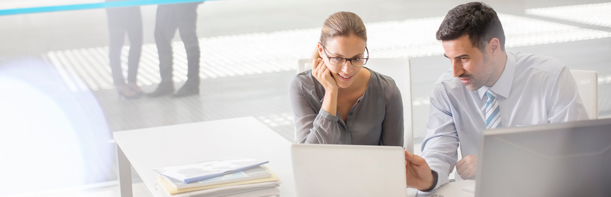 Team sitting on office and discussing with laptop; image used for HSBC Australia managed funds.