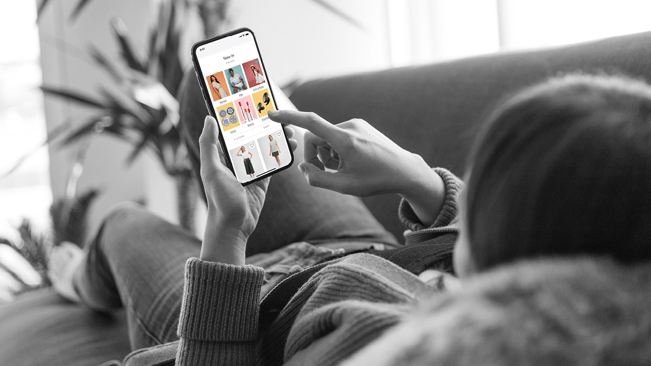 A woman using mobile for online shopping; image used for HSBC Australia Credit Card Points Boost page