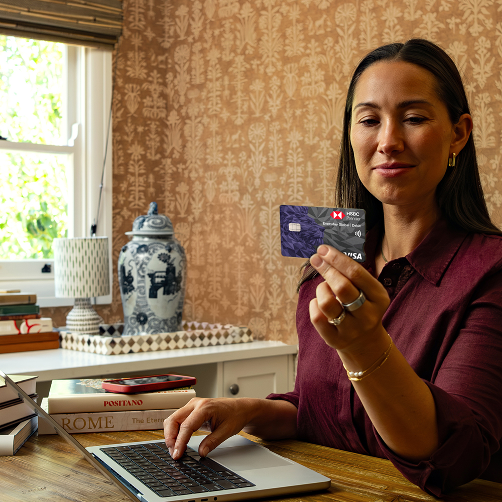 Friends dining happily; image used for HSBC Everyday Global Account page.